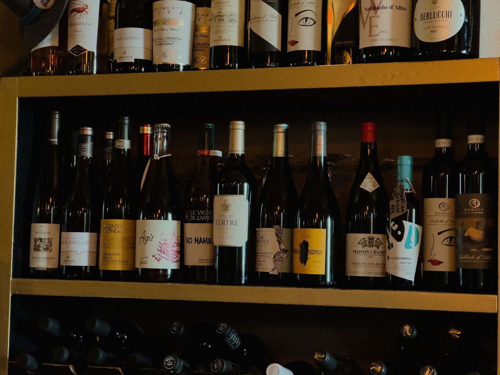 Scaffale con vini italiani e francesi al calice e in bottiglia al Chillout Zone, enoteca e wine bar a Imperia