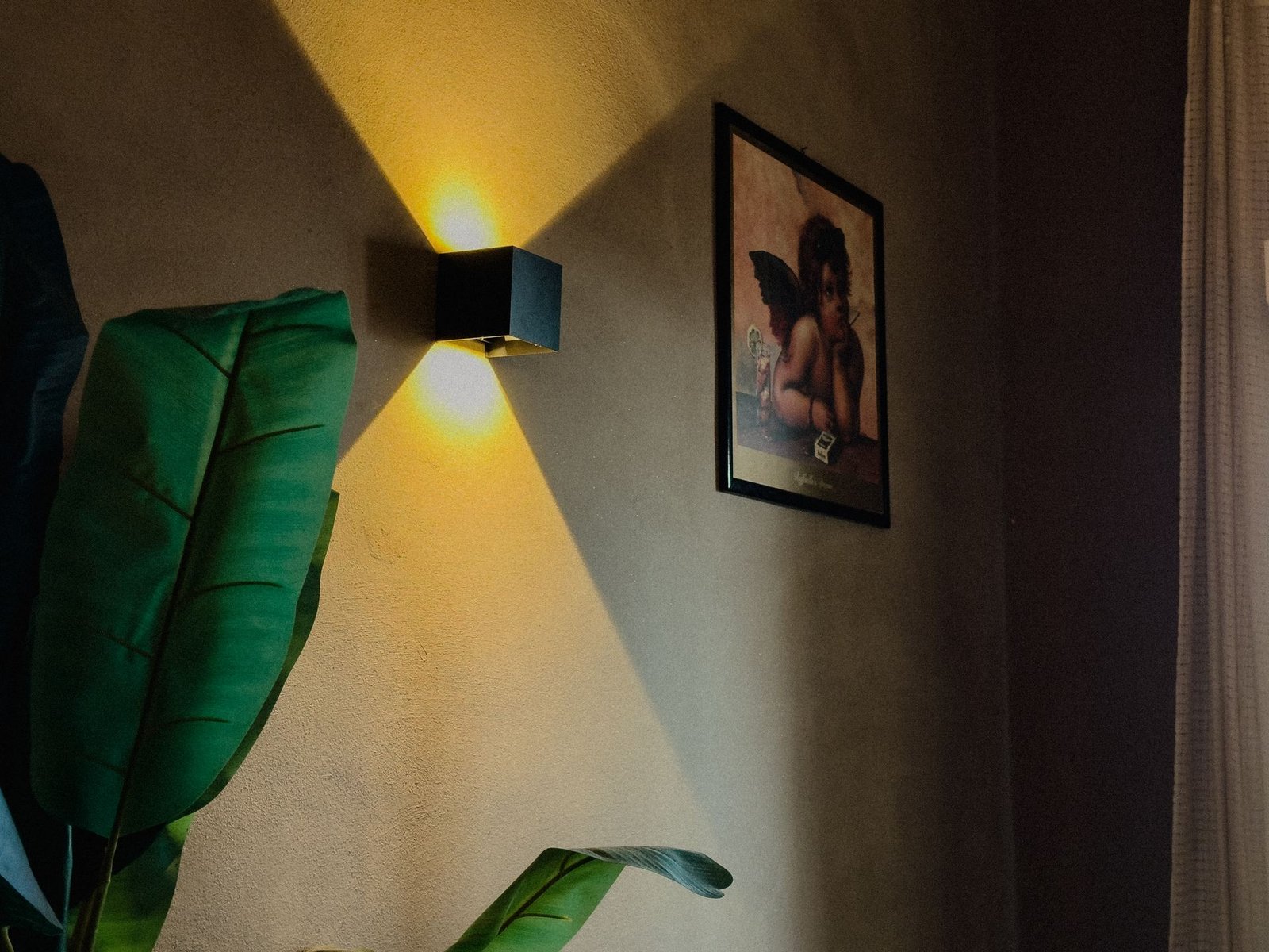 Applique a luce calda e pianta tropicale nel Chillout Zone di Imperia, atmosfera lounge e rilassante